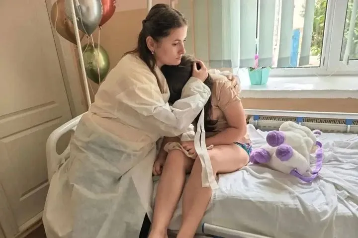 Омбудсмен навестила девочку, пострадавшую при ударе в Райском