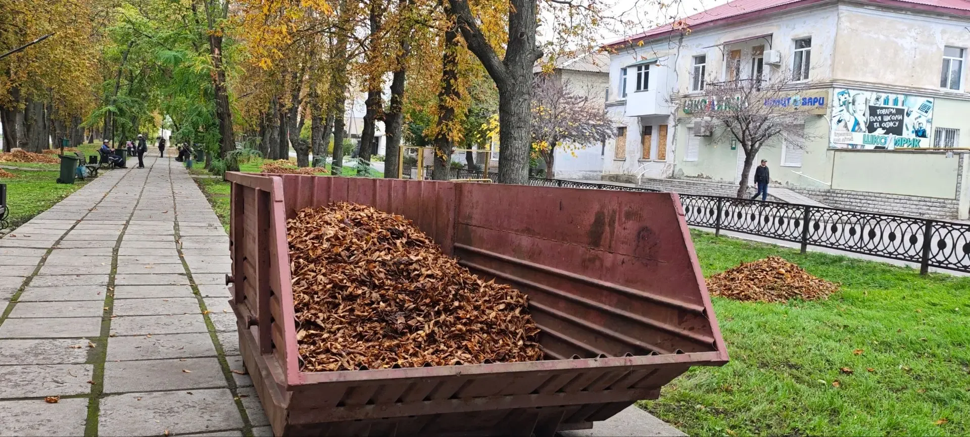 В Каховке за неделю закрыли повреждённые обстрелами окна
