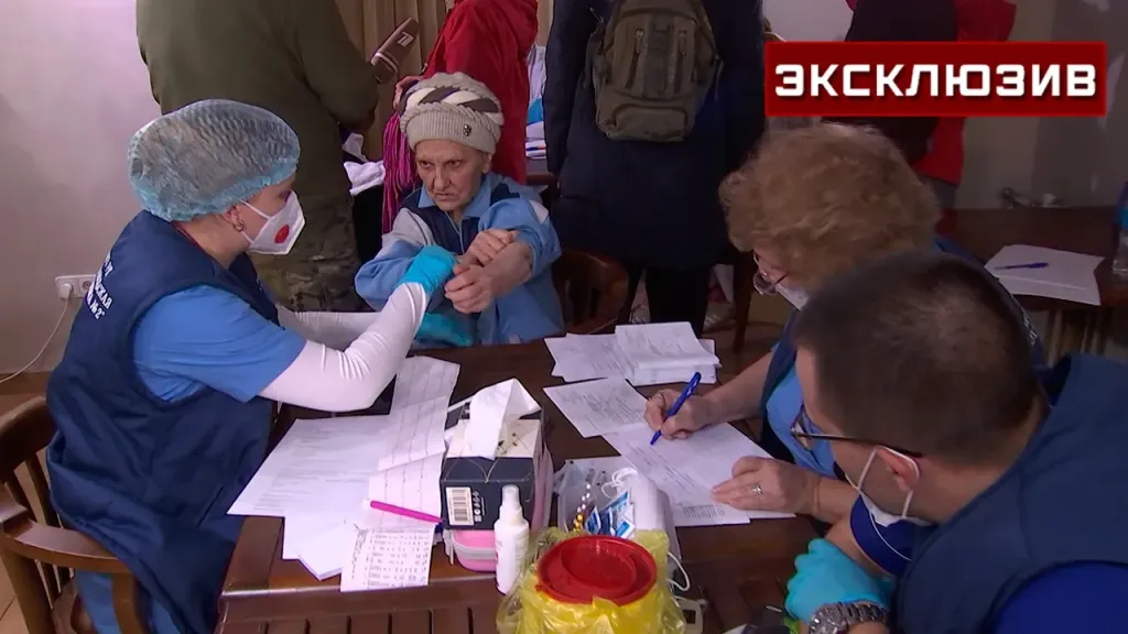 Врачи в Симферополе осматривают эвакуированных из Алёшек